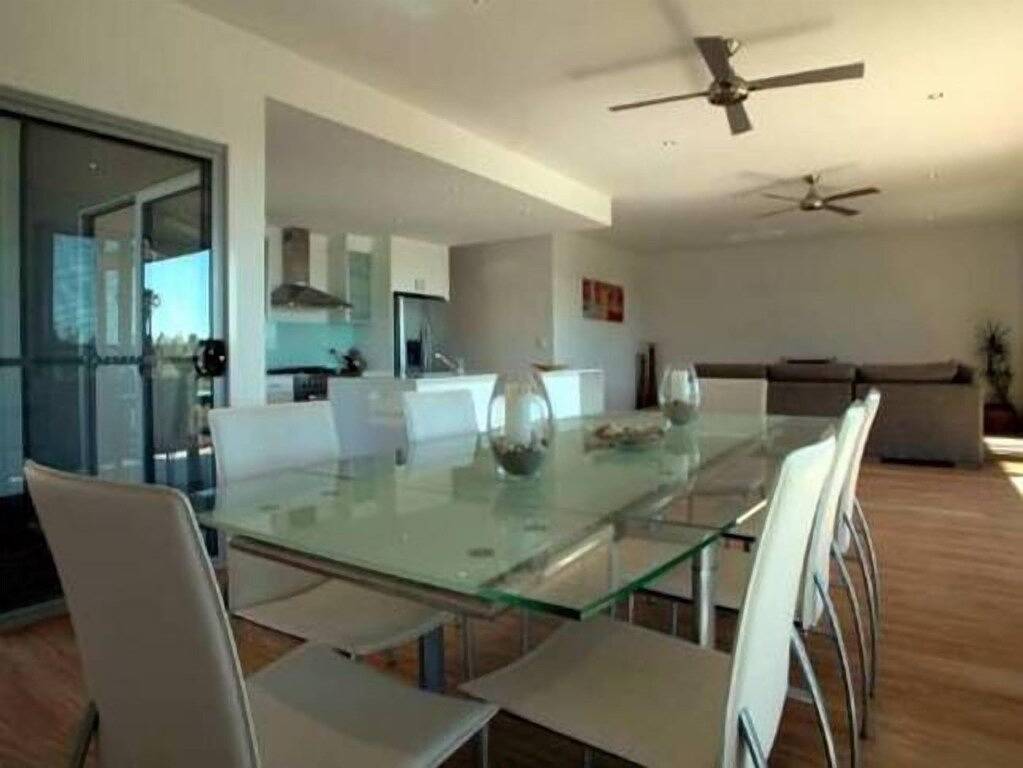 Holiday Home for 10 People in Moreton Bay