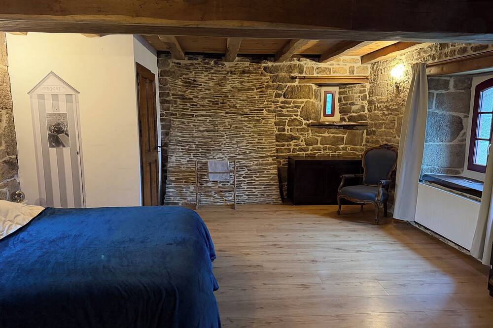 Manoir breton du Xvème siècle - 4 chambres - 3 sdb - Wifi - 8 personnes in Plounérin, Région de Lannion