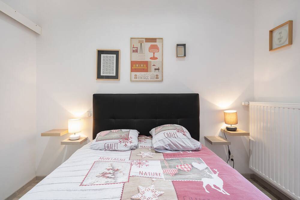 Entire apartment, Jean Reno: Ground floor apartment in a charming house (with parking) in Vittel, Neufchâteau (France)