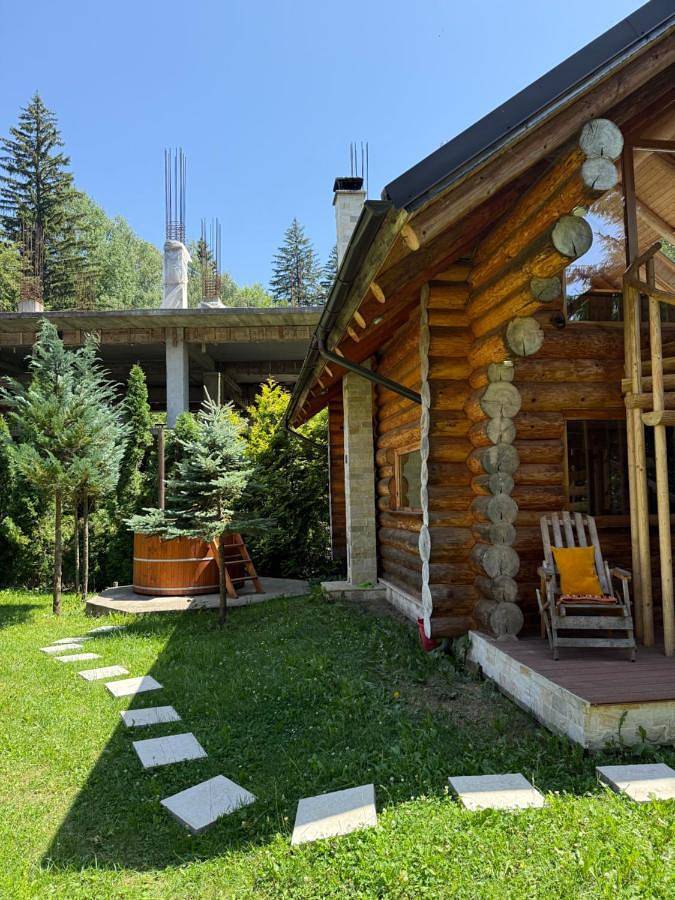 Gîte pour 8 personnes, avec jardin ainsi que terrasse et jacuzzi dans Poiana Brasov - Brasov - 2