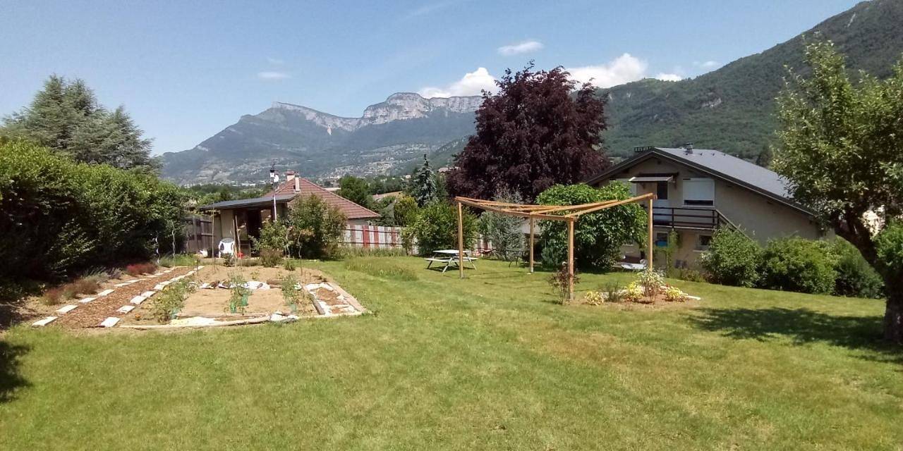 Family Room with Private Bathroom in Challes-les-Eaux, Région de Chambéry