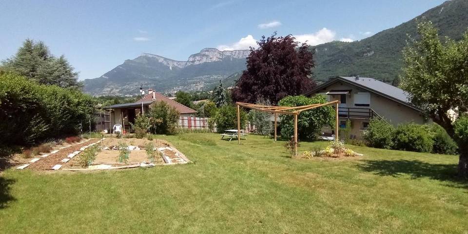 Chambre d’hôte pour 4 personnes, avec balcon ainsi que vue et jardin, animaux acceptés à Challes-les-Eaux