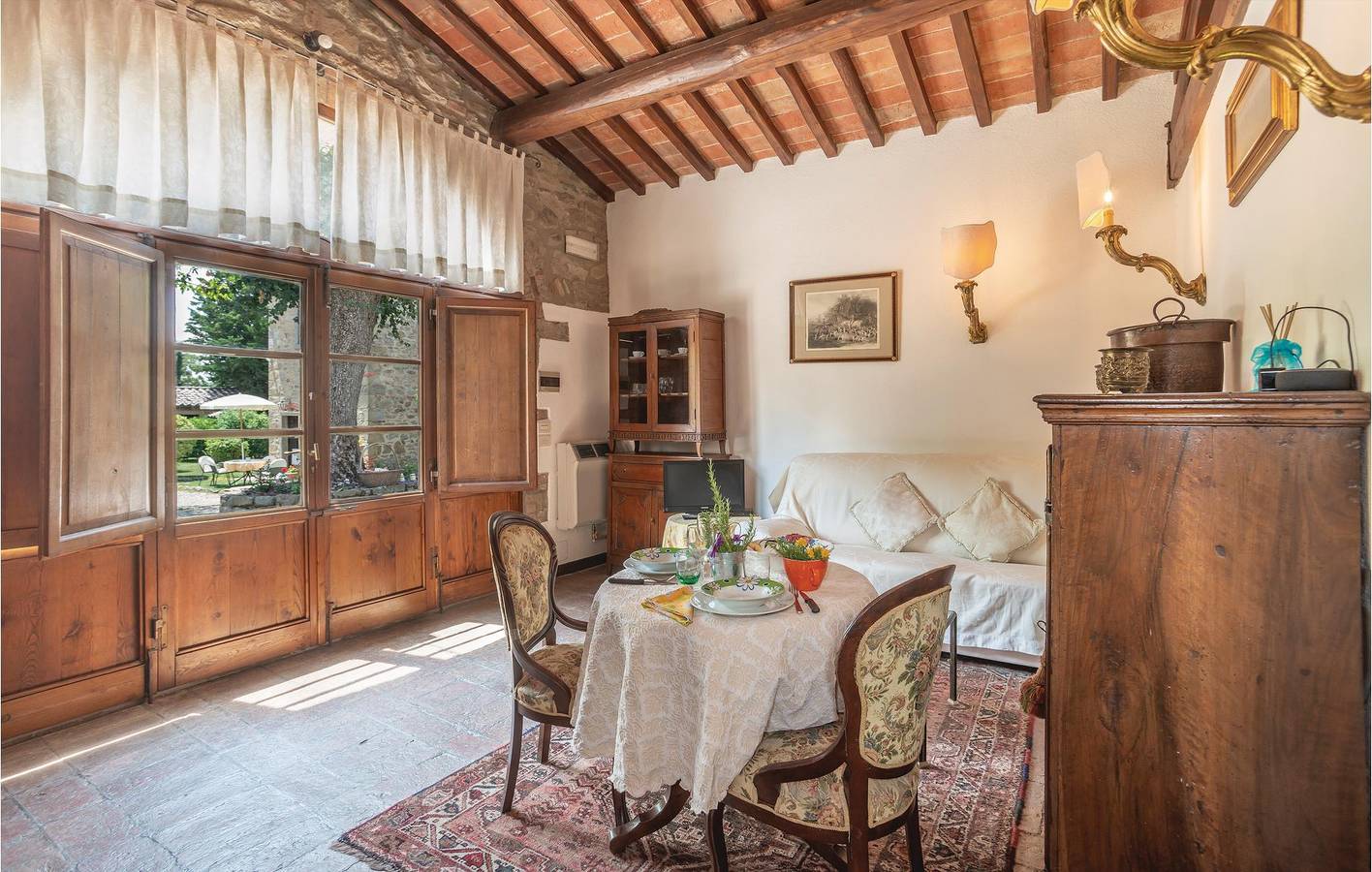 Geheel vakantieappartement, Appartement aan het zwembad bij Cortona en Cegliolo in Cegliolo, Provincie Arezzo