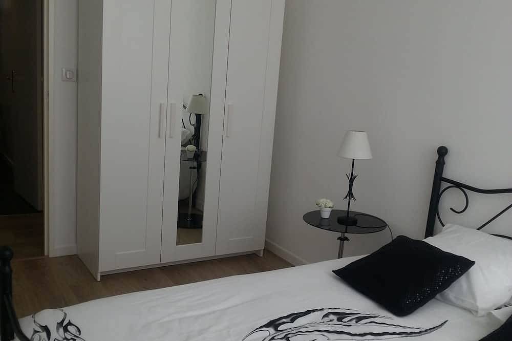 Appartement entier, Super Cannes Center ★★★1 à 4 pers 10 minute pied du Centre Clim Parking wifi in Cannes, Région de Cannes