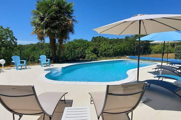 Gîte pour 5 personnes, avec Terrasse ainsi que Jardin et Piscine
