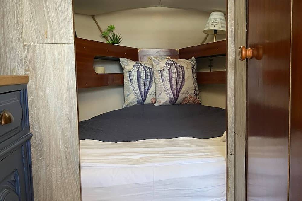 Bonito e Acolhedor Veleiro Localizado no Porto Junto á foz do rio Douro in Canidelo, Porto Distrikt