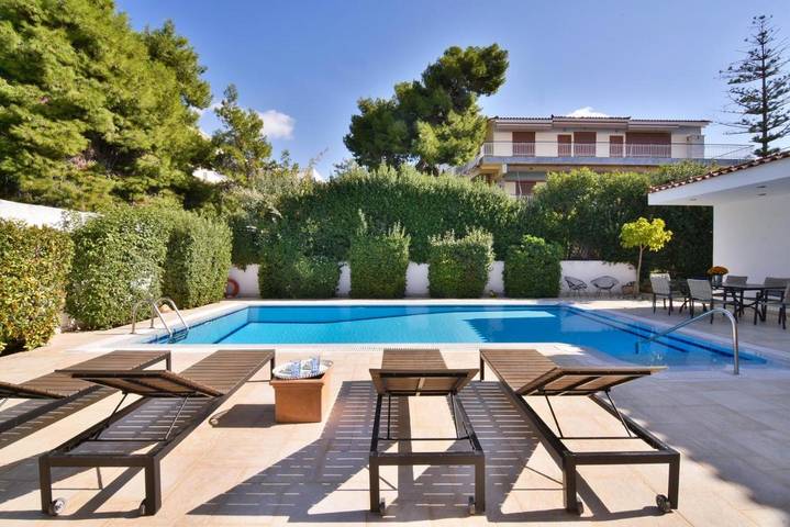 Location de vacances pour 8 personnes, avec vue ainsi que piscine et jardin dans Saronida - 4