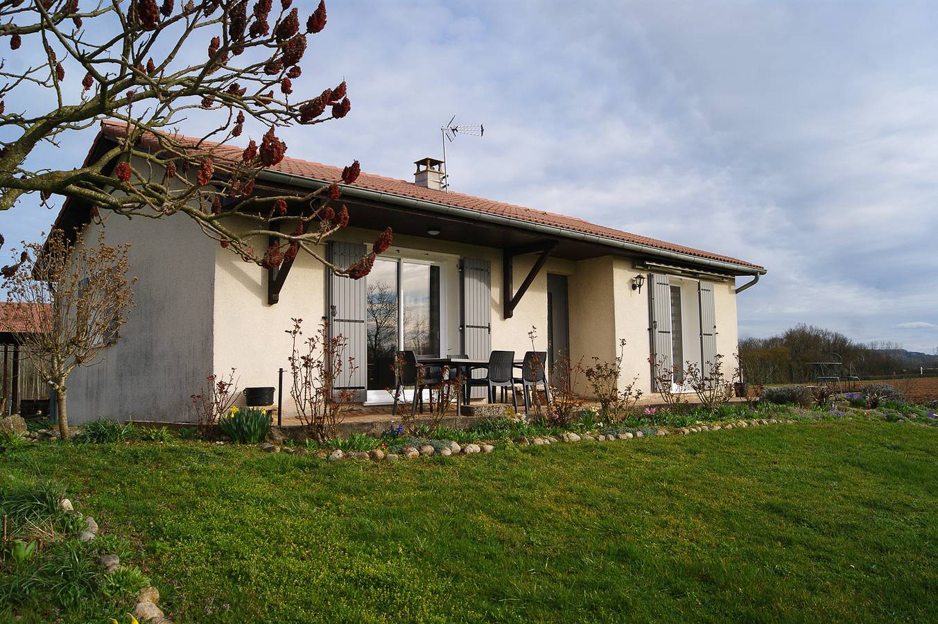 Gîte voor 4 personen met terras in Charvieu-Chavagneux, Vienne en omgeving