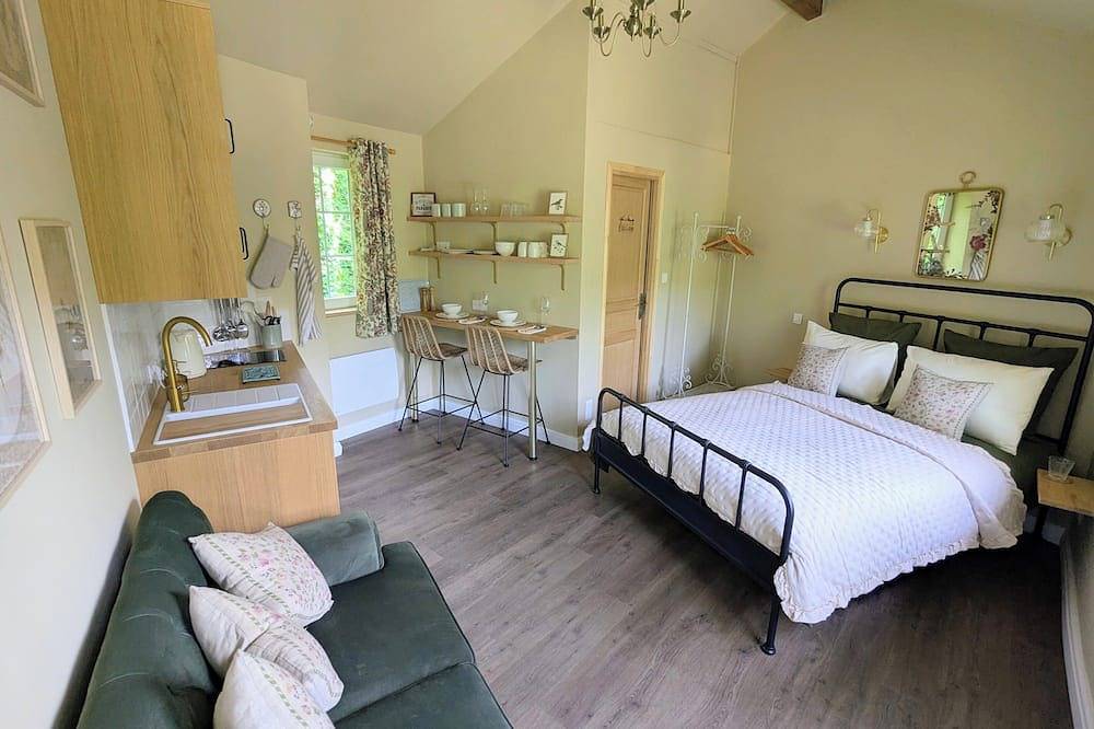 The Nest, romantic hideaway, a riverside gem beneath a medieval château in Jumilhac-le-Grand, Parc naturel régional Périgord-Limousin