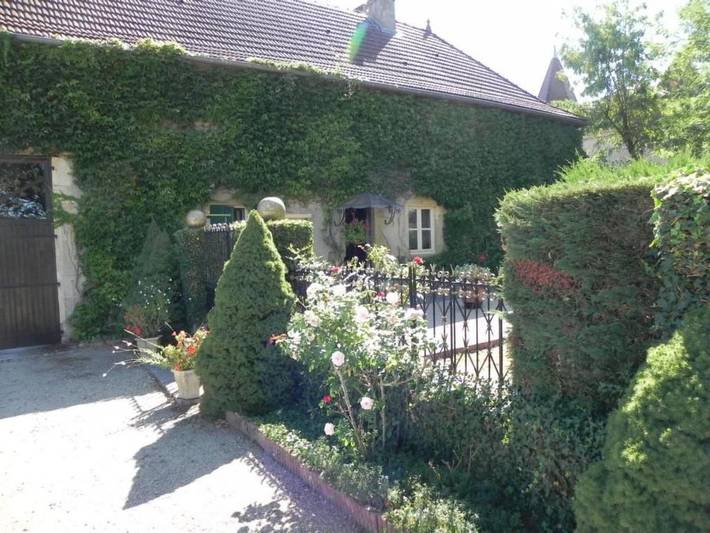 Location de vacances pour 6 personnes, avec jardin à Bourg-le-Comte - 2