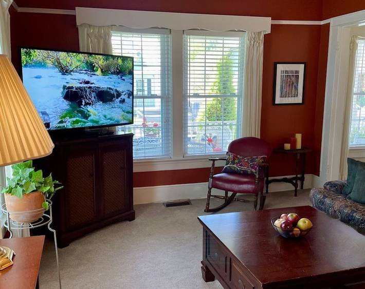 Vacation rental for 8 people, with terrace and pool as well as yard in Virginia