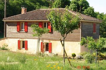 Gîte pour 6 personnes, avec terrasse à Goujounac
