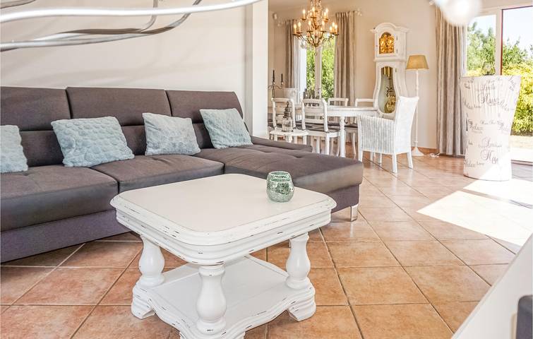 Sunset Apartments - Carcassonne: Pool, Parking & WiFi in Carcassonne, Carcassonne region