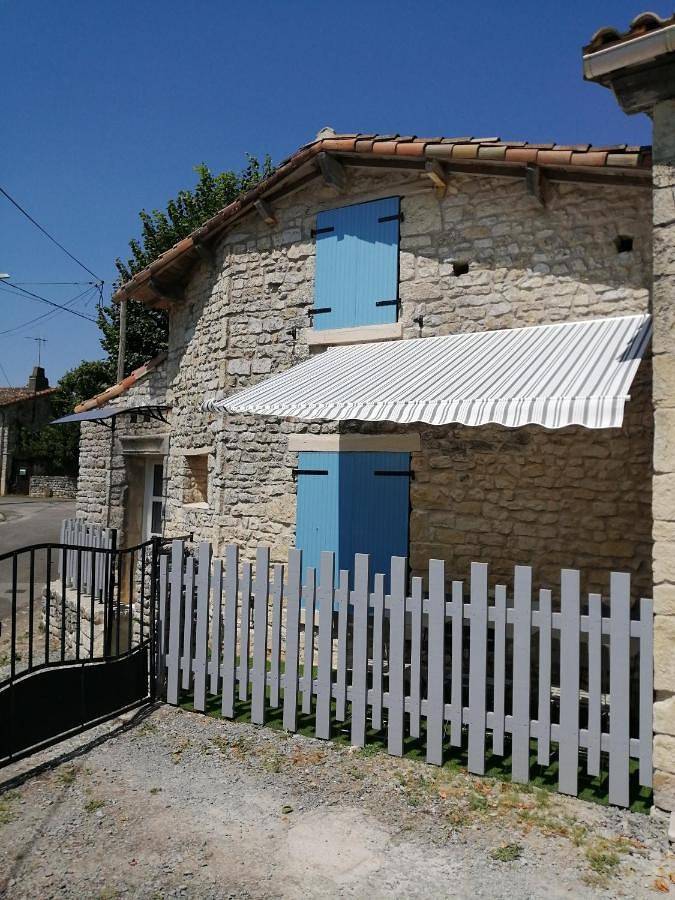 Location de vacances pour 6 personnes, avec terrasse à Pamproux - 3