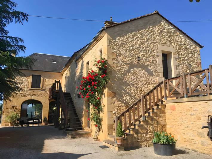 Hel lejlighed, “Arboréa” Cottage with Shared Pool, Private Terrace, and Wi-Fi in Proissans, Périgord Noir