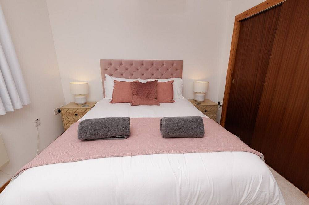 Ganze Wohnung, New to Vrbo: Bright & Stylish Central Lerwick Apt With Parking in Shetland Inseln