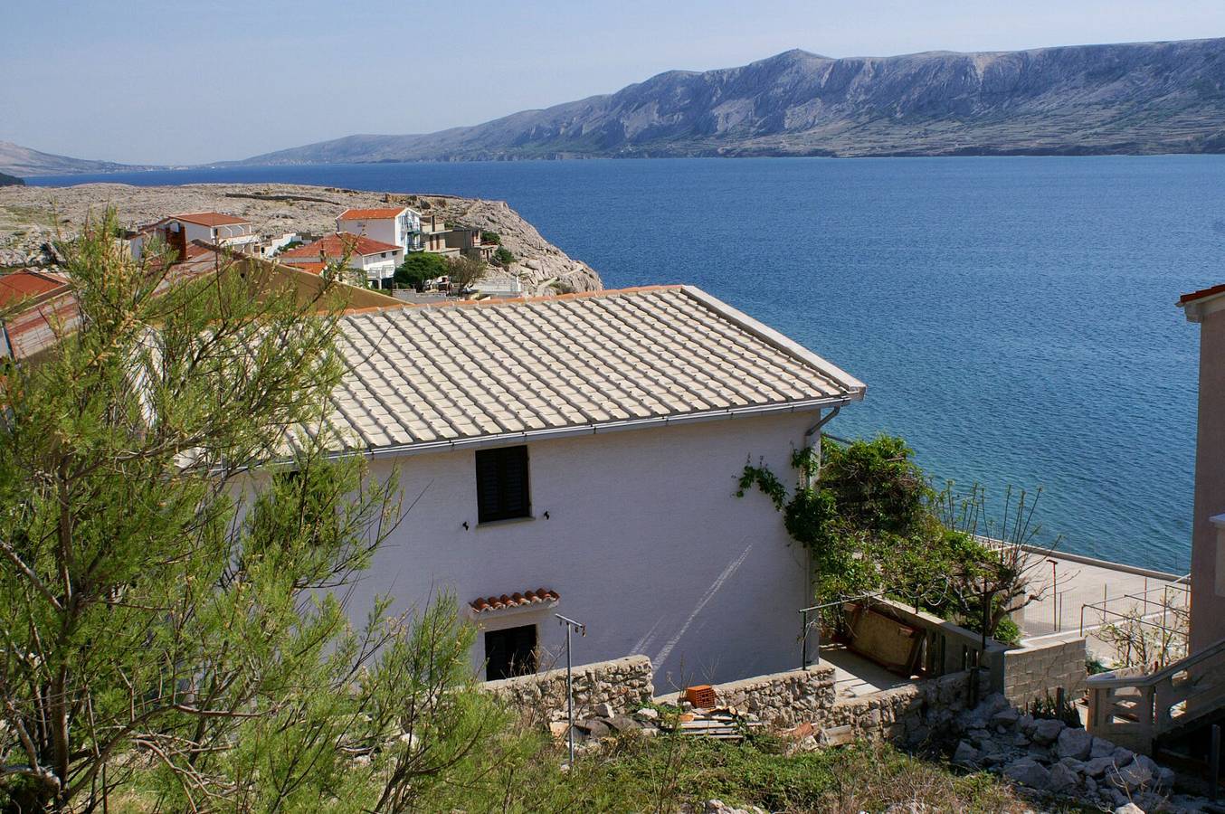 Ganze Wohnung, 2-Zimmer-Ferienwohnung mit Terrasse und Meerblick Zubovici (Pag) A-241-b in Zubovići, Pag