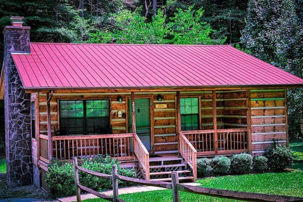 Easy Drive to Log Cabin! Only 7 mins from National Park + Jacuzzi in Blount County