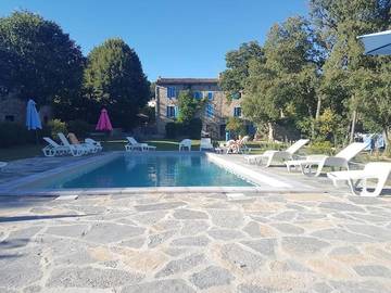 Gîte pour 14 personnes, avec jardin ainsi que vue et piscine à Fressac