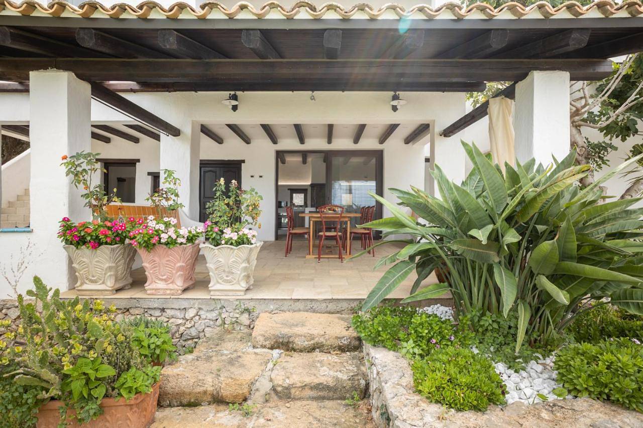Villa a 300 Mt. dal Mare (Magaggiari) con campo da tennis in Terrasini, Provincia di Palermo