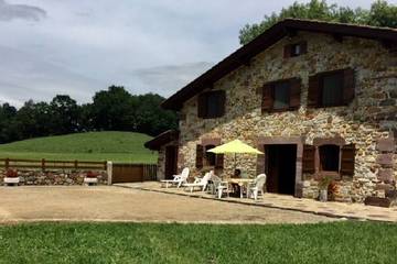 Gîte pour 5 personnes, avec terrasse et jardin dans Office De Tourisme Saint Jean Pied De Port