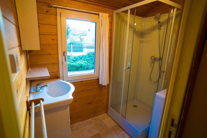 Location de vacances pour 4 personnes, avec piscine ainsi que terrasse et jacuzzi à Saint-Jean-du-Pin - 4