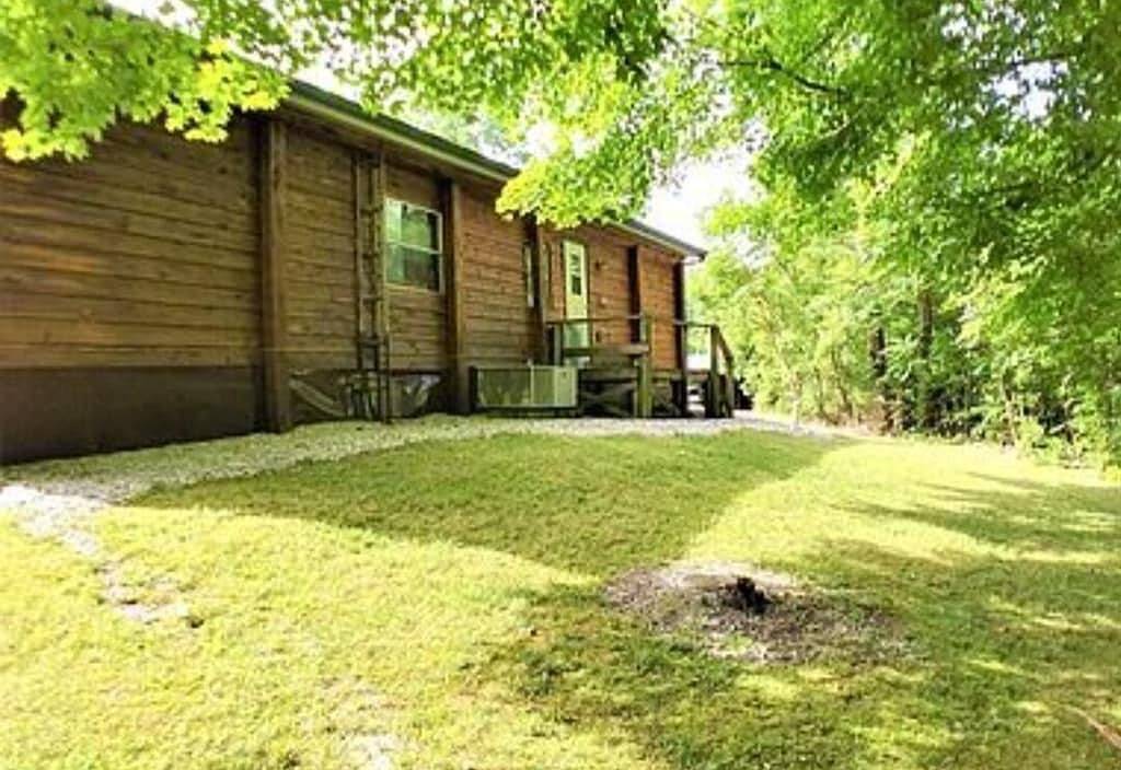 Less than 1 mile from Dale Hollow State Park Marina. Private pond for fishing. in Dale Hollow Lake