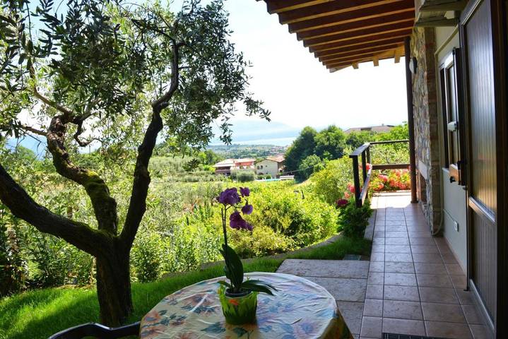 Ferienwohnung für 3 Personen, mit Balkon und Terrasse sowie Garten und Seeblick in Puegnago sul Garda