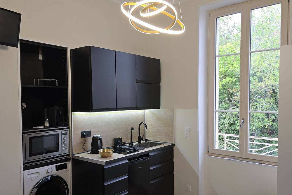 Entire apartment, Newly refurbished studio in a quiet, convenient location. in Châtel-Guyon, Volcans d'Auvergne Regional Nature Park