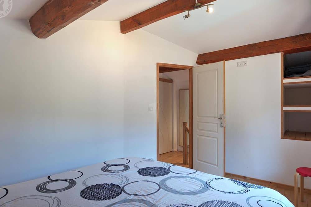 Renoviertes Ferienhaus mit Terrasse und Haustiere erlaubt in Saint-Chamond in Saint-Chamond, Regionaler Naturpark Pilat