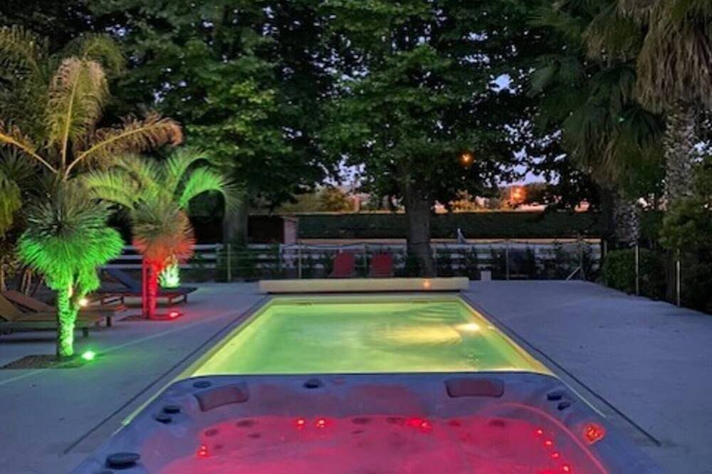 Guest rooms with Jacuzzi and swimming pool in Saint-Victoret, Istres region