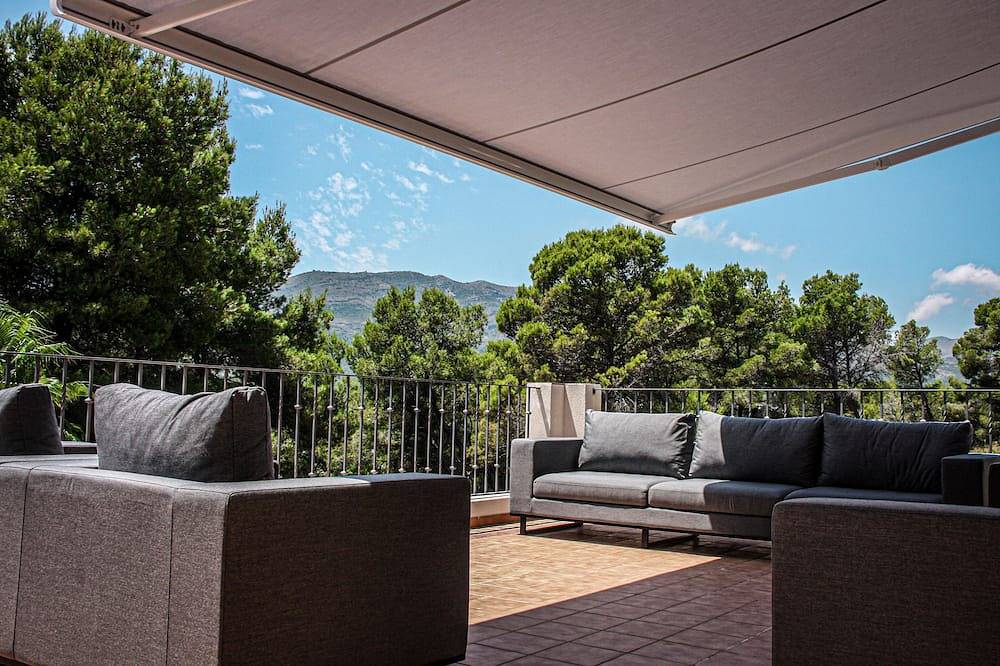 Large modern villa in quiet surroundings with large private pool.  in Alcalalí, Costa Blanca