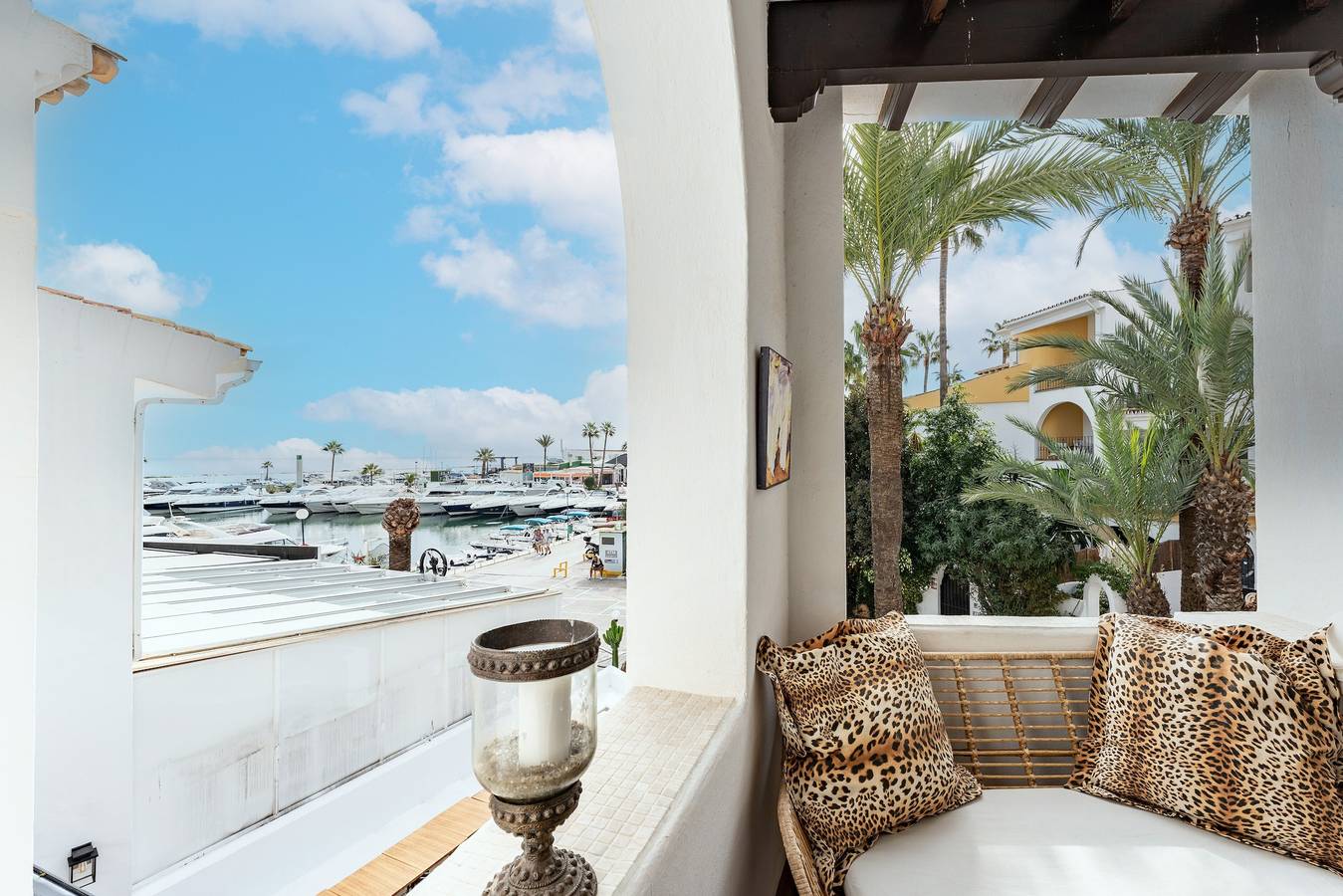 Entire apartment, Apartment 'Beautiful Frontline' with Shared Pool, Wi-Fi, and Air Conditioning in Playa Cabopino, Marbella