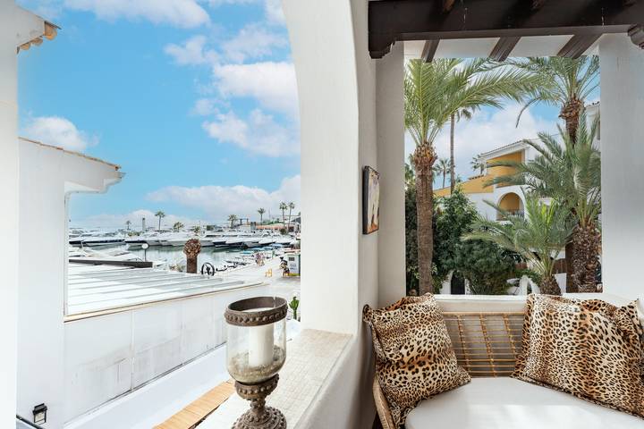 Entire apartment, Apartment 'Beautiful Frontline' with Shared Pool, Wi-Fi, and Air Conditioning in Playa Cabopino, Marbella