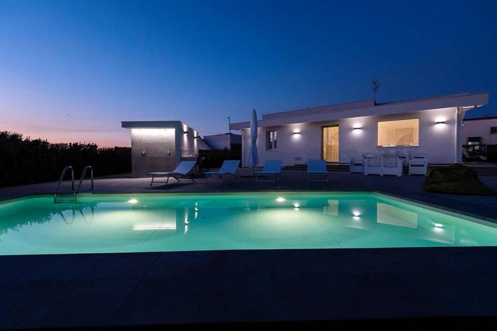 Villa per 8 persone, con panorama e giardino nonché piscina in Partinico