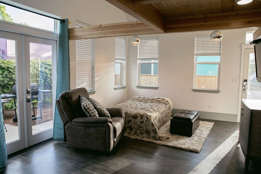 Helles und offenes modernes Nordost-Montavilla Adu in Portland, Multnomah County