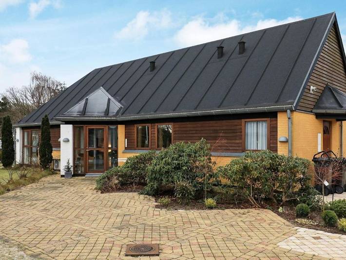 Ferieudlejning for 8 personer, med Terrasse og Have i Hulsig