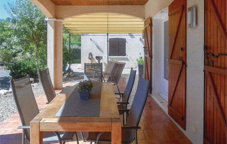 Escapade au bord de la rivière avec piscine et jardin. in Prades-sur-Vernazobre, Région de Béziers