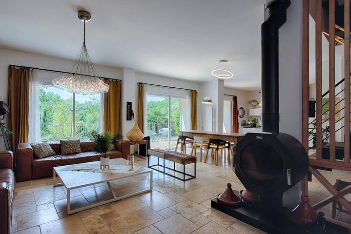 Location de vacances pour 9 personnes, avec Terrasse et Jardin ainsi que Piscine et Vue à Vézeronce-Curtin - 3