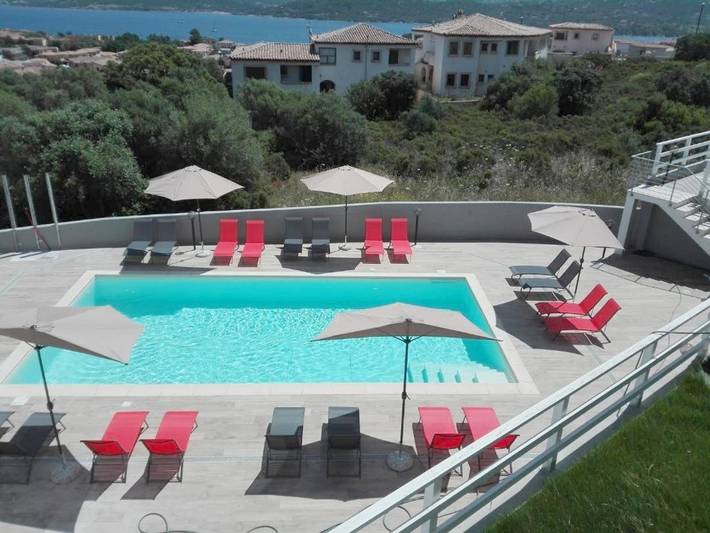 Casa vacanza per 4 persone, con balcone e piscina nonché panorama, adatto a famiglie con bambini in Cannigione
