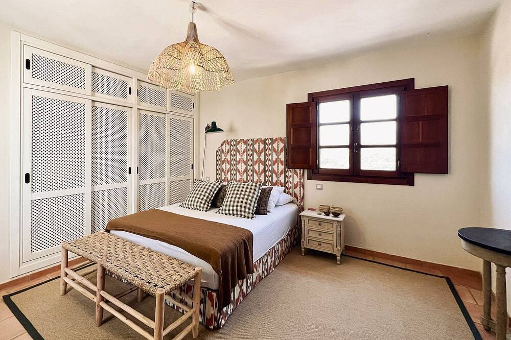 Finca Vegachi - Five Bedroom Villa, Sleeps 10 in Algatocín, Los Alcornocales