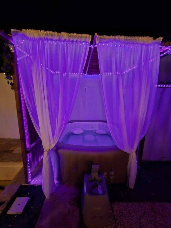 Gîte pour 2 personnes, avec jacuzzi ainsi que piscine et terrasse à Le Pradet - 4