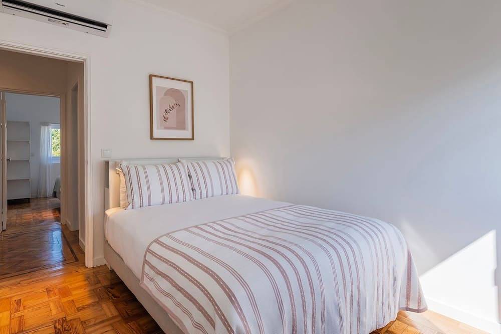 Entire apartment, Stunning 3Bdr Flat w/ Balcony & Ac by Lovelystay in Cascais e Estoril, Costa de Lisboa