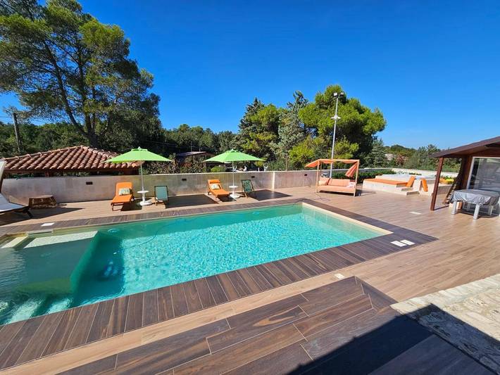 Casa vacanza per 7 persone, con Idromassaggio e Terrazza nonché Giardino e Piscina a Santeramo in Colle