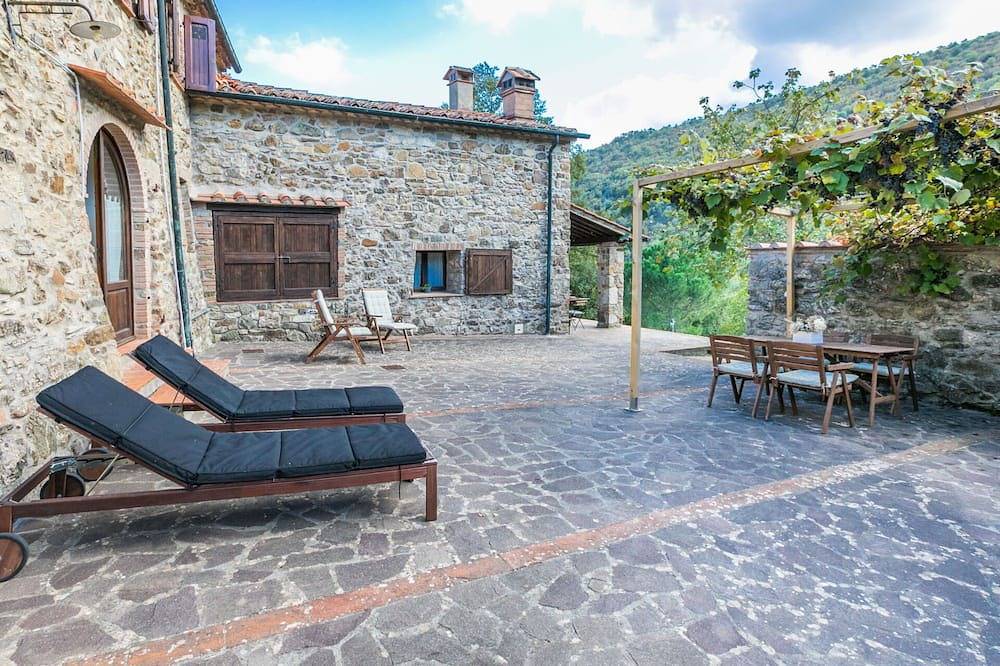 Appartamento intero, Elegante appartamento per 13 ospiti con Wifi, Tv, patio e animali ammessi in Montieri, Provincia di Grosseto