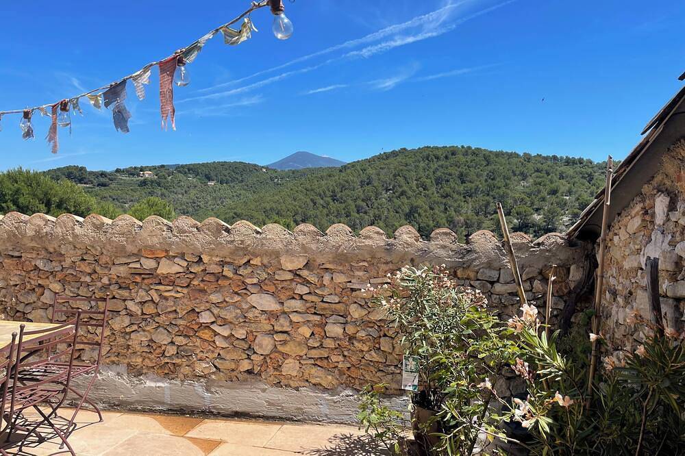 La Grange du Barroux in Caromb, Parc naturel régional du Mont-Ventoux