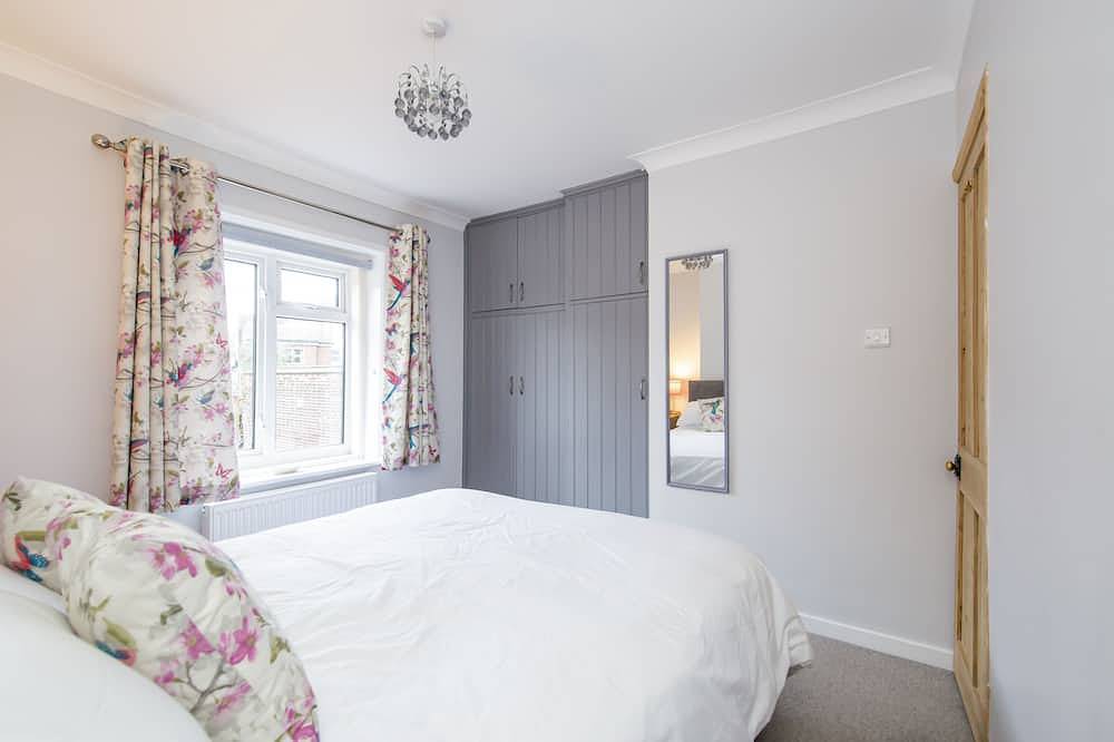 Cromer Flint Cottage, short walk to seafront and shops, free wi-fi, dog friendly in Cromer, Norfolk Coast