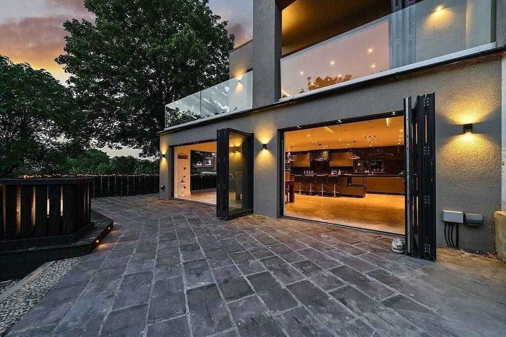 Luxury Designer Villa with hot tub and sauna in Bexley, London