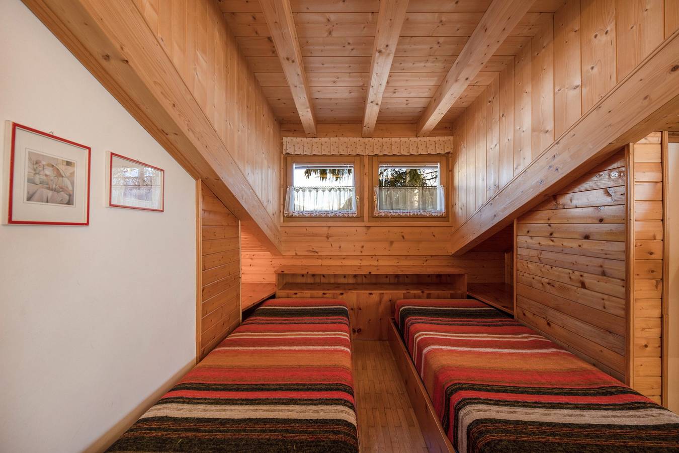 Entire apartment, Charming Apartment “Majon d’Aisciuda Sella” with Mountain View in San Giovanni di Fassa, Dolomiti Superski