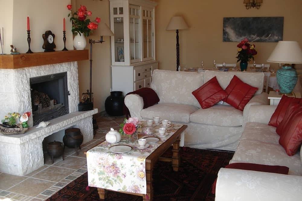 Beautiful house in front of the sea in Azenhas do Mar, near beaches, private poo in Azenhas do Mar, Costa de Lisboa